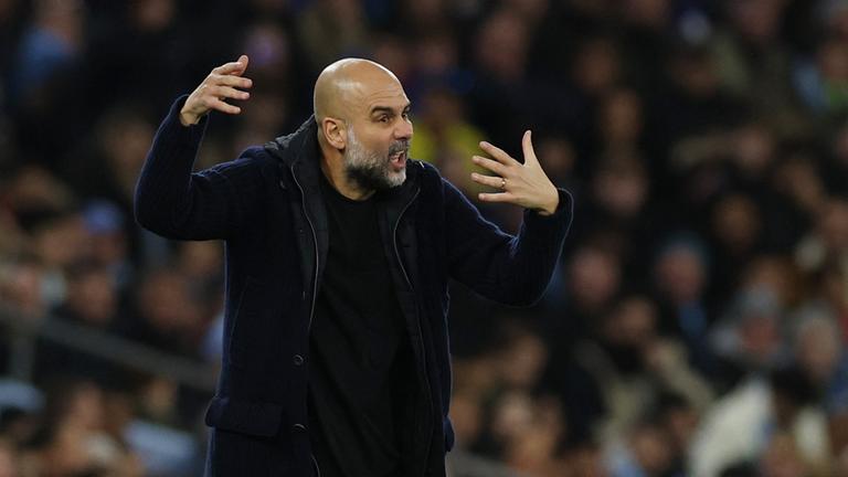 Pep Guardiola, der Trainer von Manchester City, steht niedergeschlagen neben dem Spielfeld.