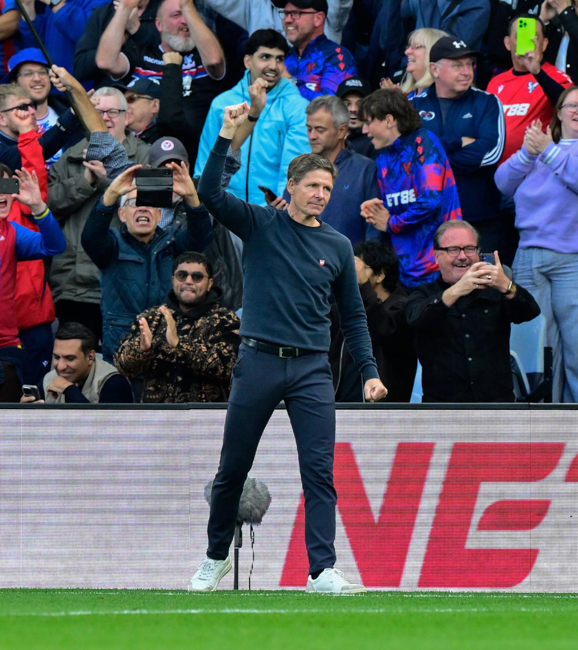 Trainer Oliver Glasner von Crystal Palace jubelt.