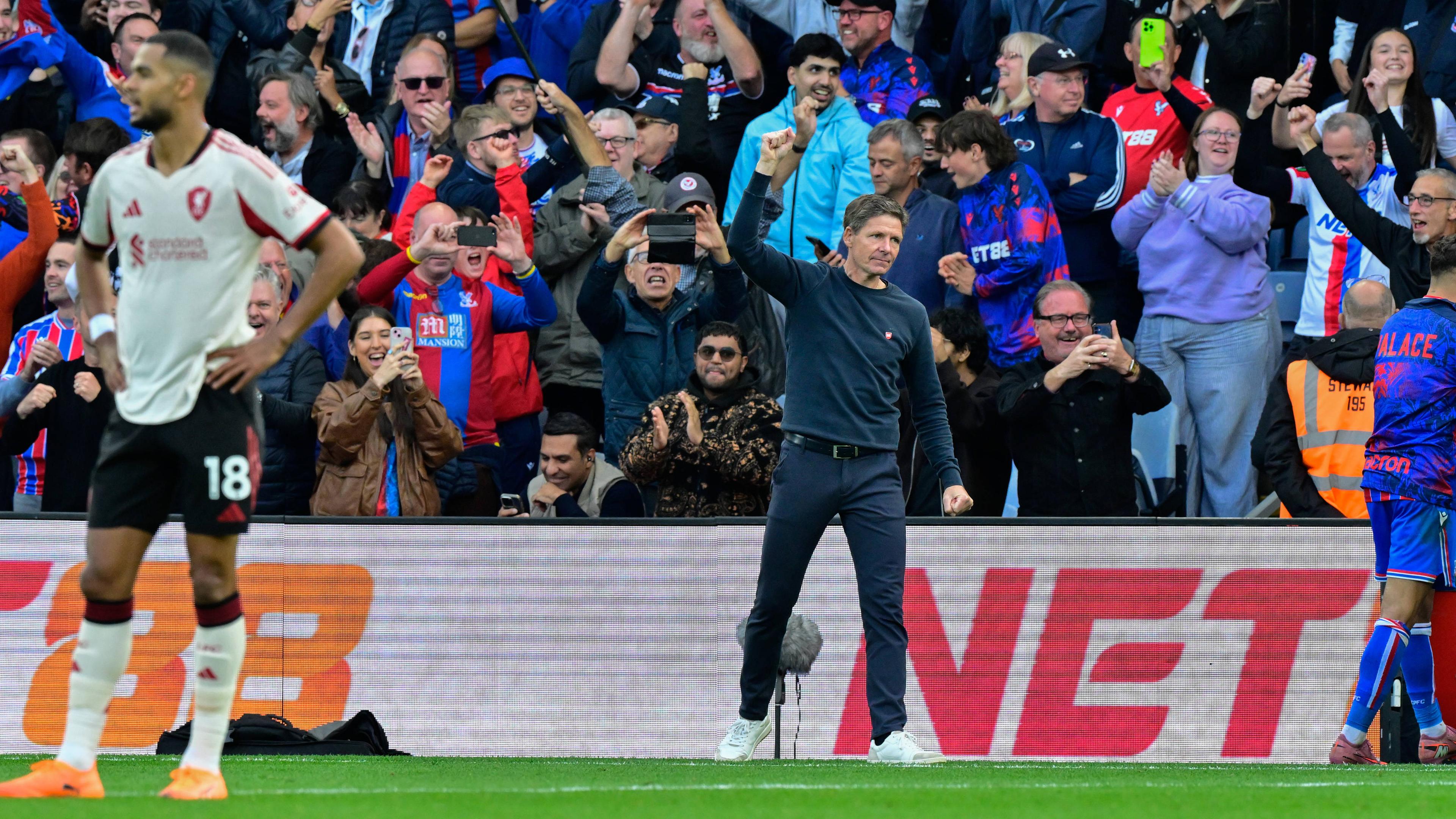 Trainer Oliver Glasner von Crystal Palace jubelt.