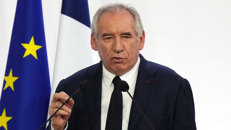 Frankreichs Premierminister Francois Bayrou spricht während einer Pressekonferenz.