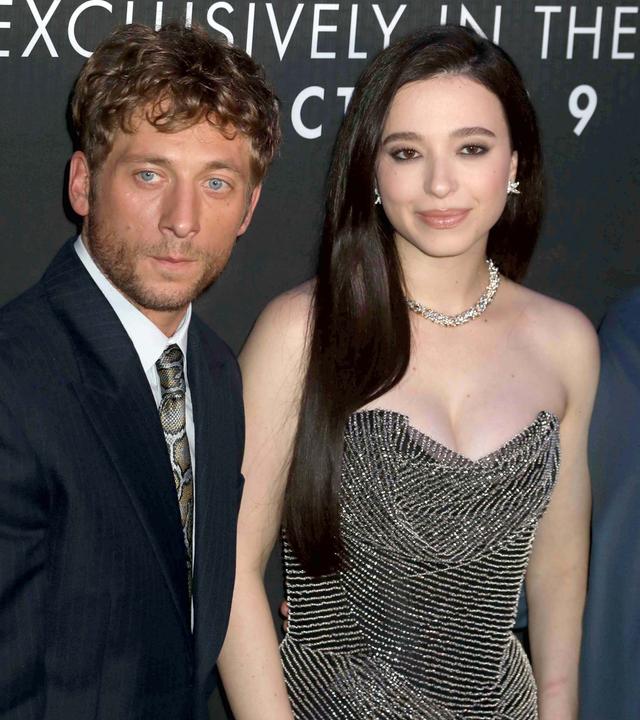  Die Schauspieler Jeremy Allen White und Mikey Madison bei ihrer Ankunft auf dem roten Teppich anlässlich der Weltpremiere von "The Social Reckoning" im Regal Union Square Theater.