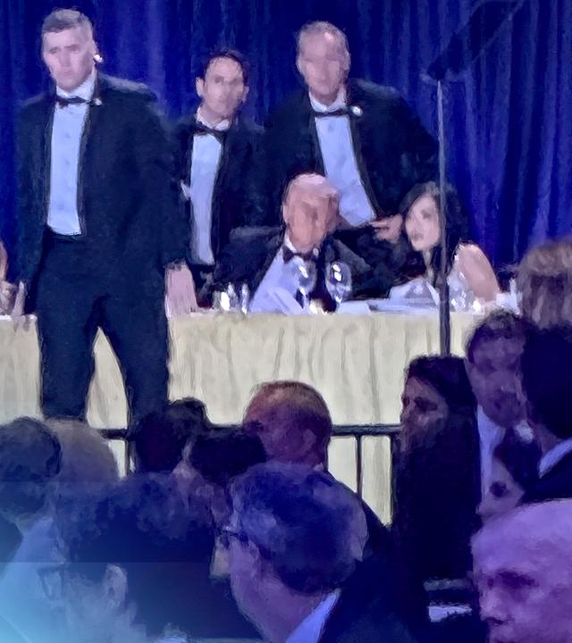 US-Präsident Donald Trump ist auf einem Pressedinner von Secret Service-Agenten umgeben.