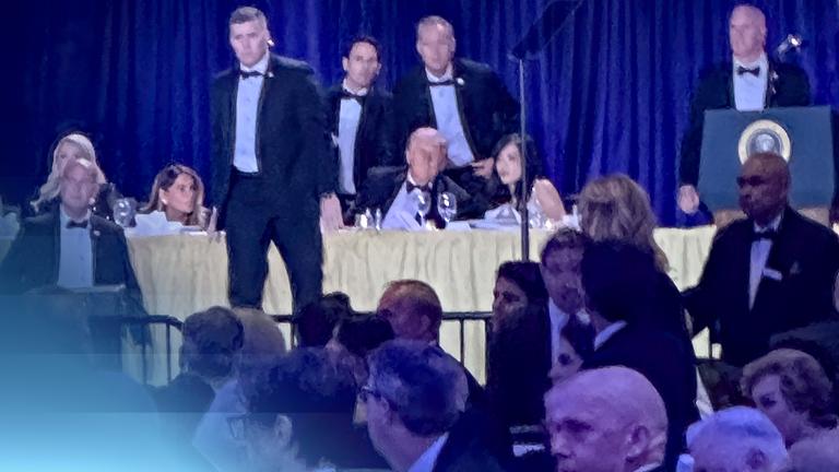 US-Präsident Donald Trump ist auf einem Pressedinner von Secret Service-Agenten umgeben.