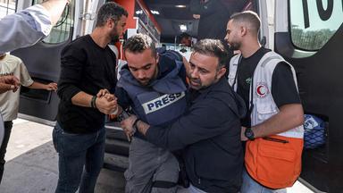 Ein palästinensischer Journalist verlässt einen Krankenwagen, nachdem er im Rafidia-Krankenhaus in Nablus eingeliefert wurde, aufgenommen am am 08.11.2025