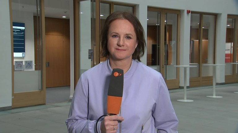 ZDF-Korrespondentin Christiane Hübscher aus dem Haus der Bundespressekonferenz in Berlin.