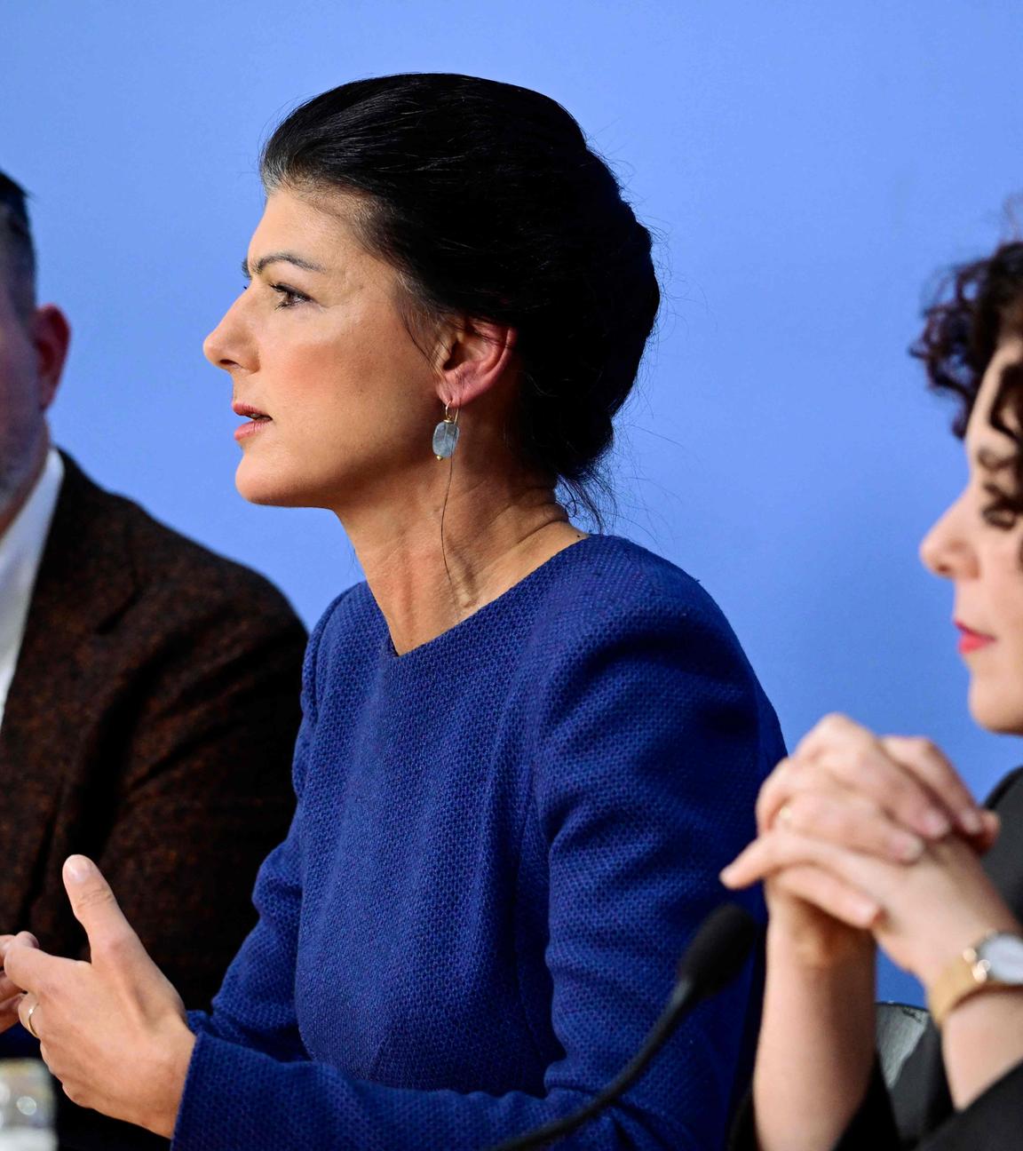 Fabio De Masi, Sahra Wagenknecht und Amira Mohamed Ali vor einem blauen Hintergrund.