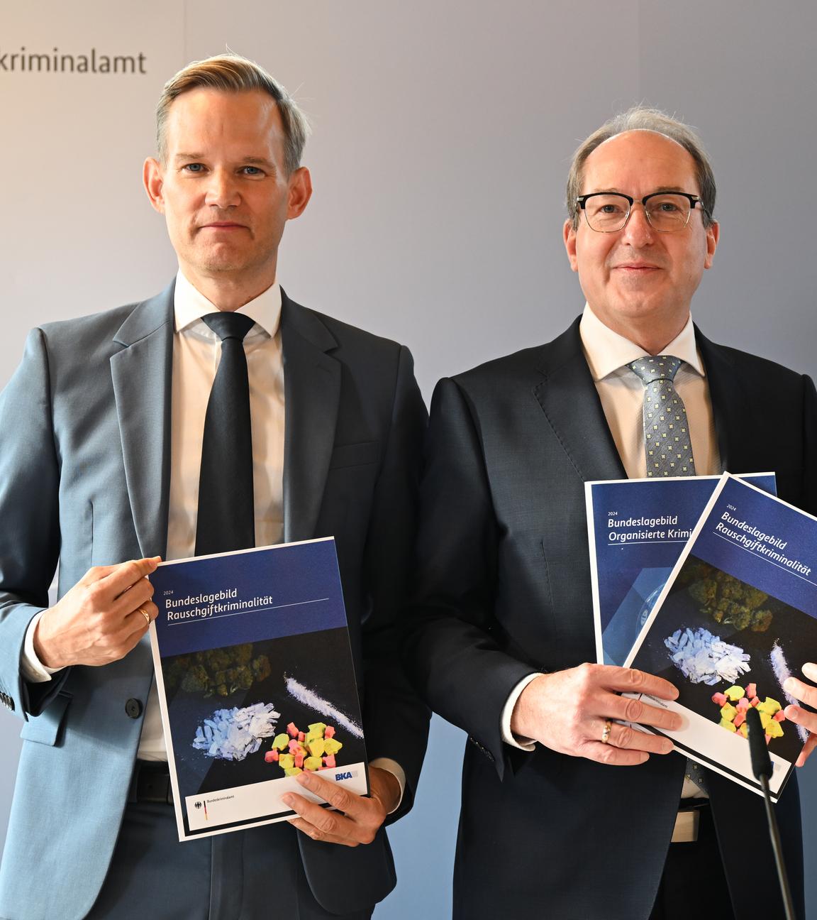 Hessen, Wiesbaden: Hendrik Streeck (l-r), Drogenbeauftragter der Bundesregierung, Alexander Dobrindt (CSU), Bundesinnenminister, und Holger Münch, BKA-Präsident, stellen auf einer Pressekonferenz im Bundeskriminalamt (BKA) die Bundeslagebilder Rauschgift und Organisierte Kriminalität 2024 vor.