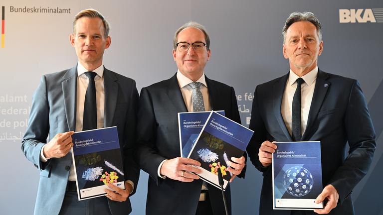 Hessen, Wiesbaden: Hendrik Streeck (l-r), Drogenbeauftragter der Bundesregierung, Alexander Dobrindt (CSU), Bundesinnenminister, und Holger Münch, BKA-Präsident, stellen auf einer Pressekonferenz im Bundeskriminalamt (BKA) die Bundeslagebilder Rauschgift und Organisierte Kriminalität 2024 vor.