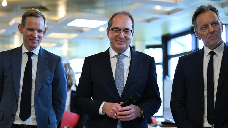 Hessen, Wiesbaden: Hendrik Streeck (l-r), Drogenbeauftragter der Bundesregierung, Alexander Dobrindt (CSU), Bundesinnenminister