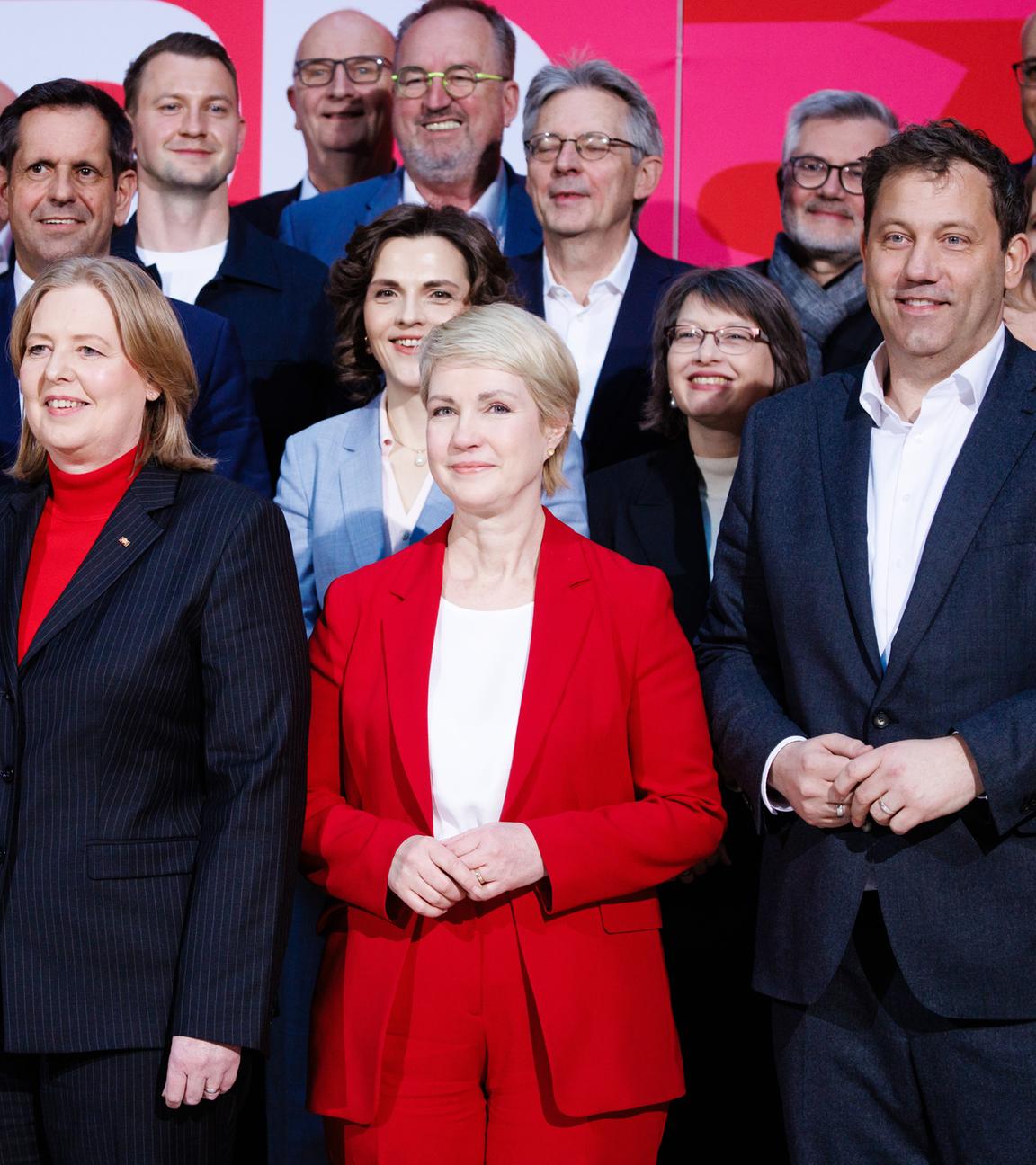 Tim Kluessendorf (links), Bärbel Bas (zweite von links), Manuela Schwesig (3. v. l.), und der deutsche Finanzminister und SPD-Vorsitzende Lars Klingbeil (4. v. l.) posieren vor einer Pressekonferenz im SPD-Hauptquartier, dem Willy-Brandt-Haus, in Berlin am 27.03.2026 gemeinsam mit anderen Parteimitgliedern für ein Gruppenfoto.