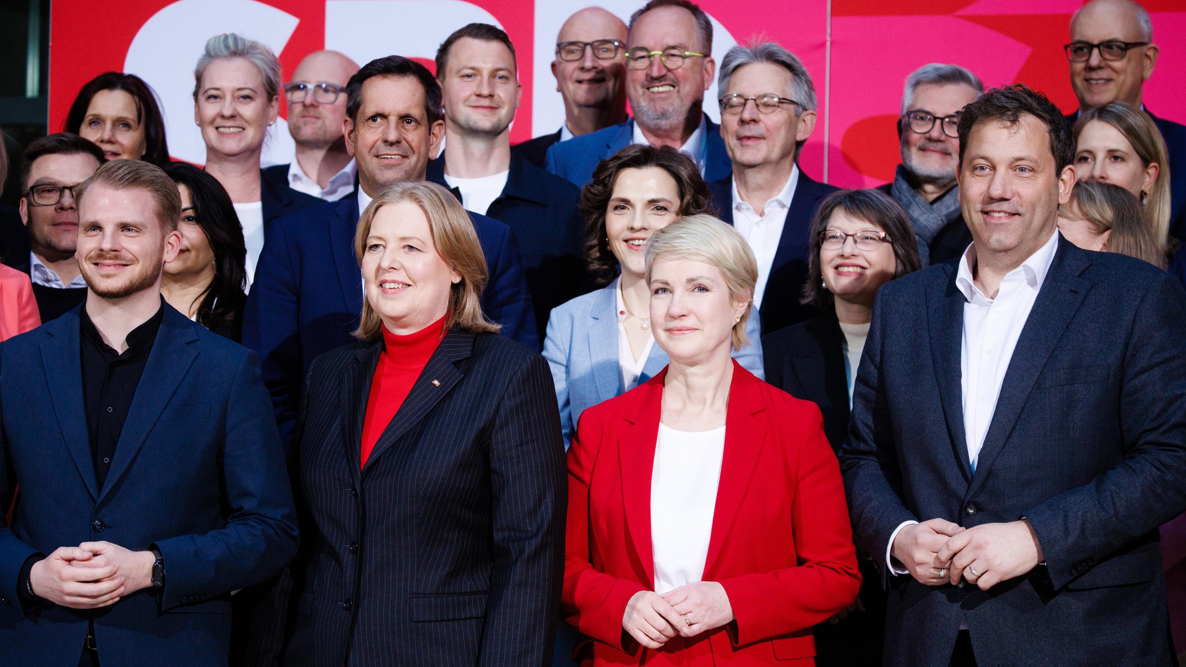 Tim Kluessendorf (links), Bärbel Bas (zweite von links), Manuela Schwesig (3. v. l.), und der deutsche Finanzminister und SPD-Vorsitzende Lars Klingbeil (4. v. l.) posieren vor einer Pressekonferenz im SPD-Hauptquartier, dem Willy-Brandt-Haus, in Berlin am 27.03.2026 gemeinsam mit anderen Parteimitgliedern für ein Gruppenfoto.