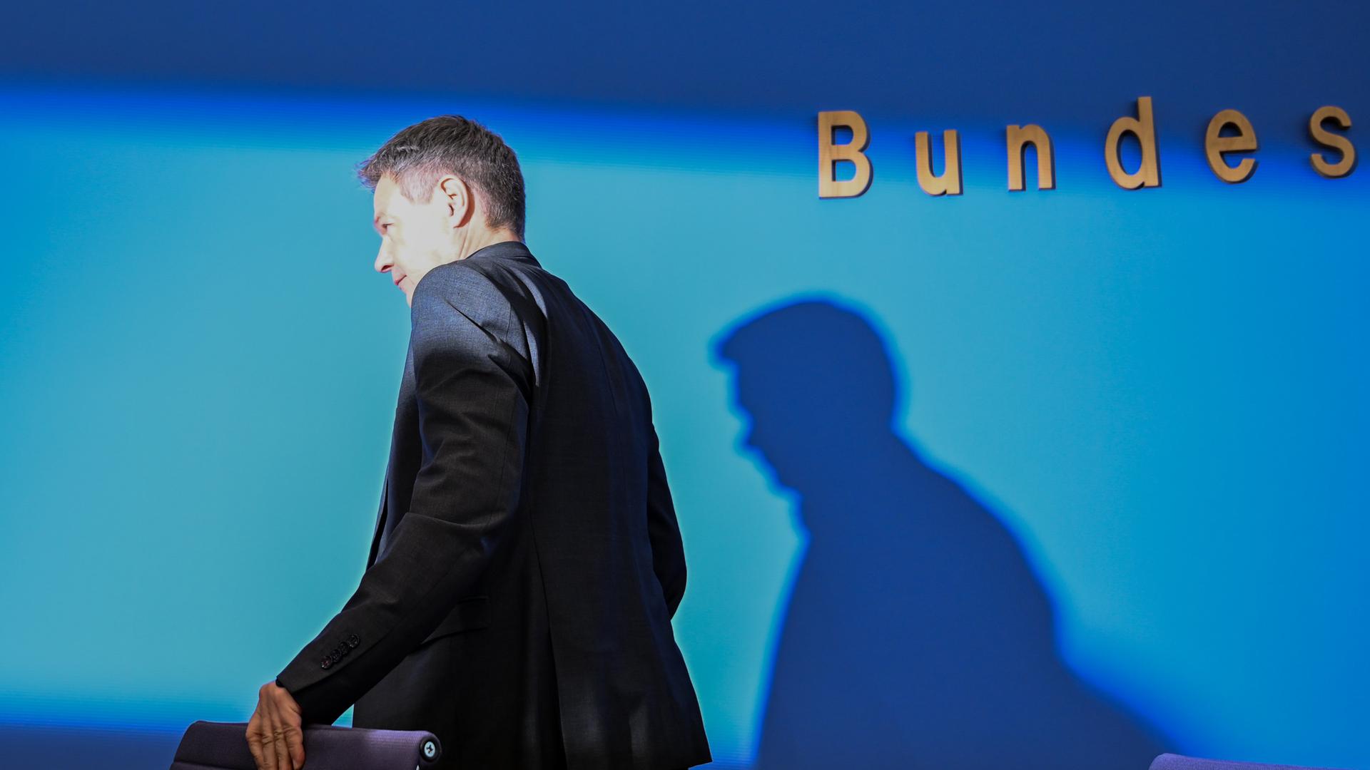Berlin: Kanzlerkandidat Robert Habeck (Bündnis 90/Die Grünen), Bundesminister für Wirtschaft und Klimaschutz, verlässt im Haus der Bundespressekonferenz nach einer Pressekonferenz den Saal.