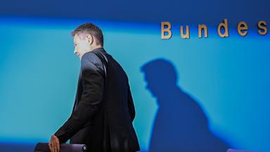 Berlin: Kanzlerkandidat Robert Habeck (Bündnis 90/Die Grünen), Bundesminister für Wirtschaft und Klimaschutz, verlässt im Haus der Bundespressekonferenz nach einer Pressekonferenz den Saal.