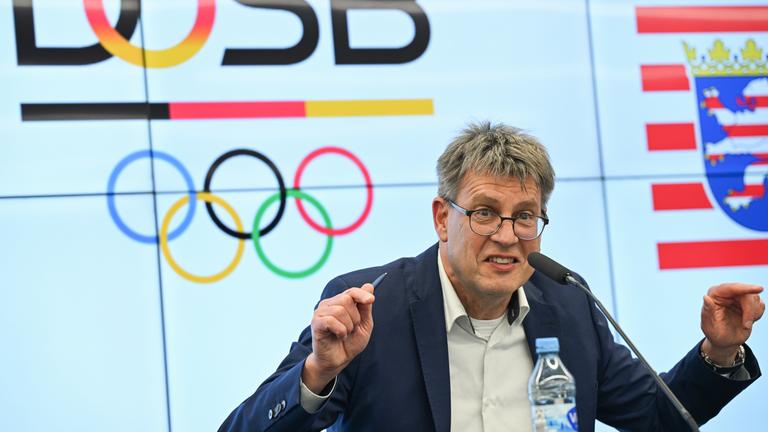 Hessen, Frankfurt/Main: Thomas Weikert, Präsident des Deutschen Olympischen Sportbundes (DOSB), spricht auf dem DFB-Campus während der Pressekonferenz von Deutscher Fußball Liga (DFL), dem DOSB, dem Deutschen Fußball-Bund (DFB) und der Staatsanwaltschaft Frankfurt unter dem Motto "Der Sport gemeinsam gegen Hate Speech"