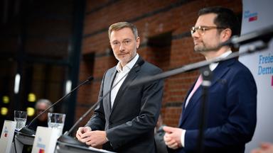 Berlin: Christian Lindner (l), Bundesvorsitzender der FDP, und der neue FDP-Generalsekretär Marco Buschmann äußern sich bei einer Pressekonferenz nach den Gremiensitzungen der Partei.
