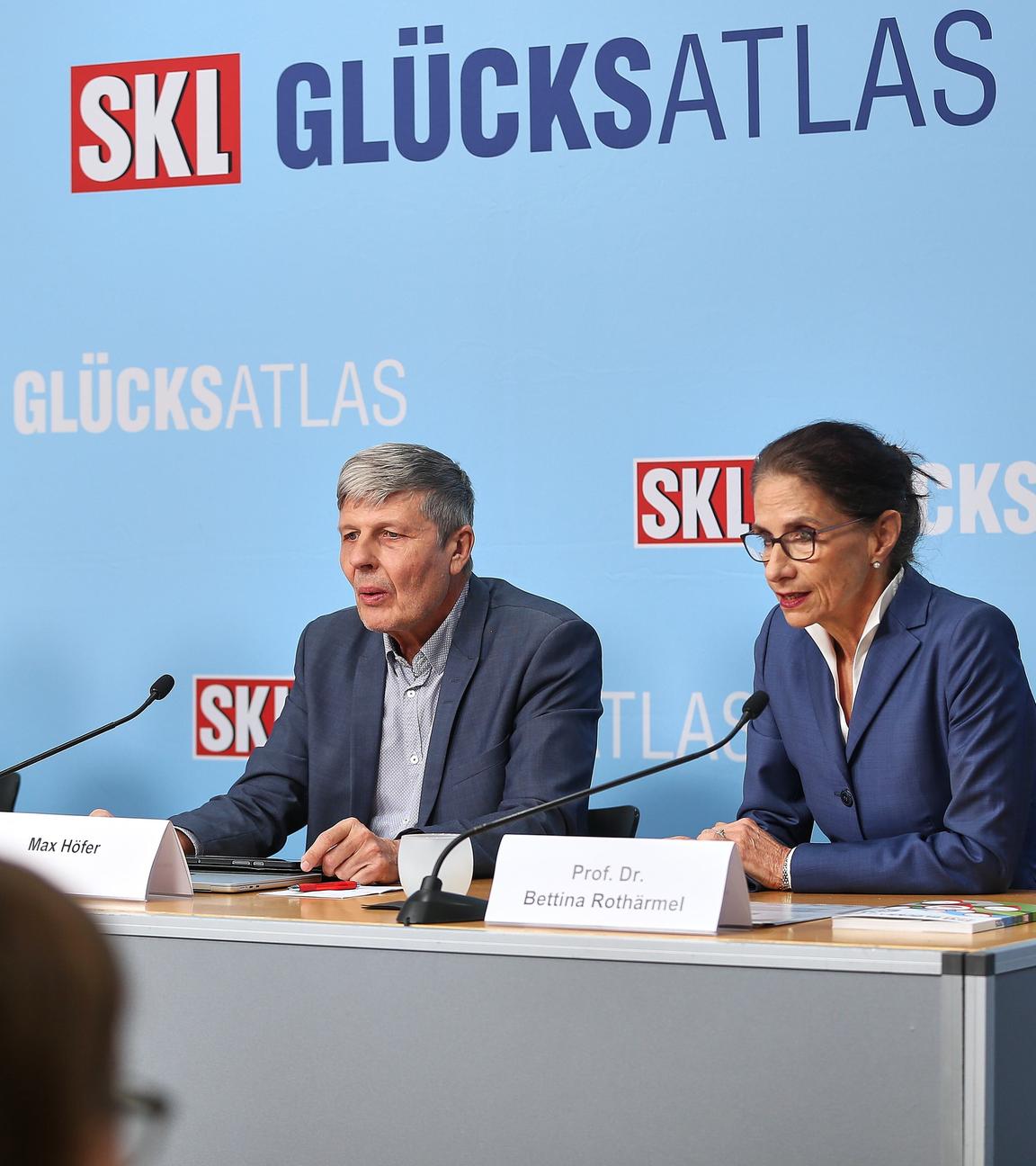 Im Haus der Bundespressekonferenz wird der SKL Gluecksatlas 2025 vorgestellt
