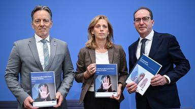 Berlin: BKA-Präsident Holger Münch (l), Alexander Dobrindt (CSU), Bundesinnenminister und Karin Prien (CDU), Bundesfrauenministerin, bei der Pressekonferenz "Häusliche Gewalt 2024" und Geschlechtsspezifisch gegen Frauen gerichtete Straftaten 2024.