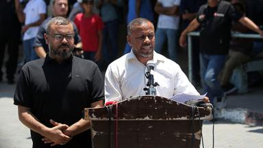 Ismail al-Thawabta, Leiter des Medienbüros der Hamas-Regierung, spricht am 06.07.2026 auf einer Pressekonferenz im Al-Aqsa-Krankenhaus in Deir al-Balah im zentralen Gazastreifen.