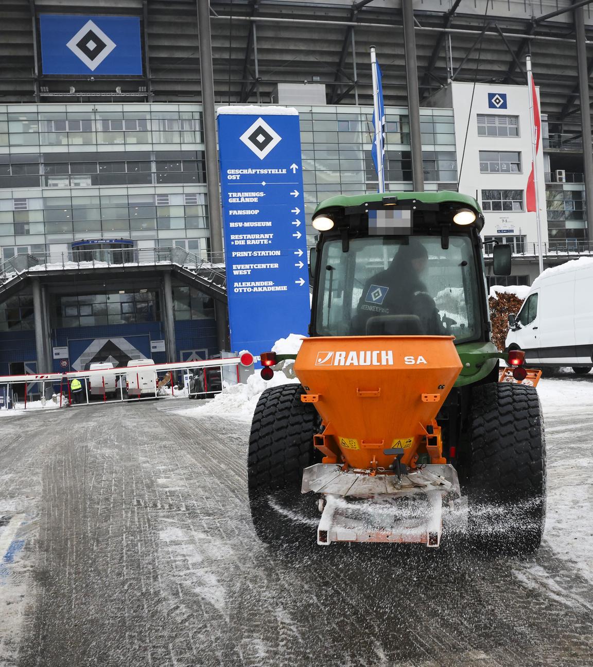 Hamburg: Fußball: Bundesliga, Pressekonferenz Hamburger SV vor dem Heimspiel gegen Bayer Leverkusen, ein kleines Räum- und Streufahrzeug ist auf dem Parkplatz am Volkspark Stadion unterwegs.