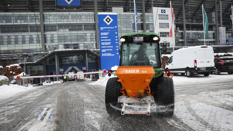 Hamburg: Fußball: Bundesliga, Pressekonferenz Hamburger SV vor dem Heimspiel gegen Bayer Leverkusen, ein kleines Räum- und Streufahrzeug ist auf dem Parkplatz am Volkspark Stadion unterwegs.