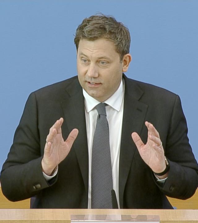 Bundesfinanzminister Lars Klingbeil auf der Pressekonferenz