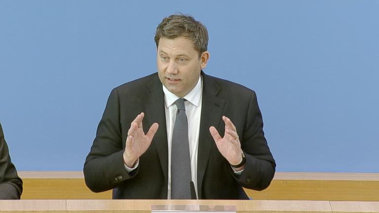Bundesfinanzminister Lars Klingbeil auf der Pressekonferenz
