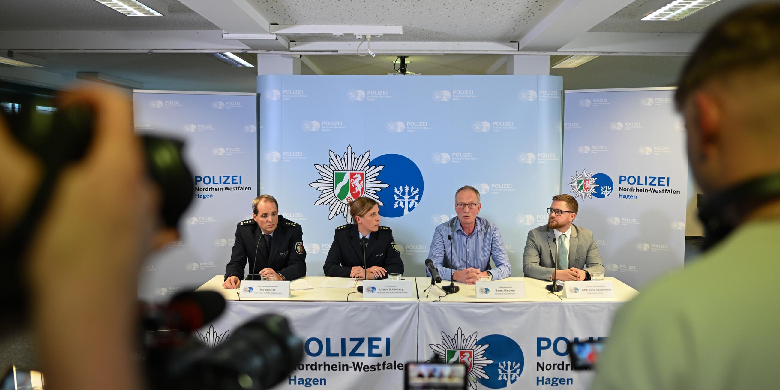 Polizei-Pressesprecher Tino Schäfer, Polizeidirektorin Ursula Schönberg, Oberstaatsanwalt Bernd Haldorn