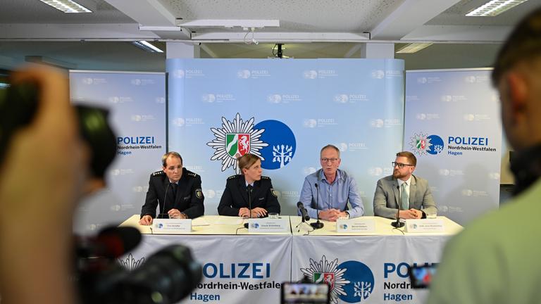 Polizei-Pressesprecher Tino Schäfer, Polizeidirektorin Ursula Schönberg, Oberstaatsanwalt Bernd Haldorn