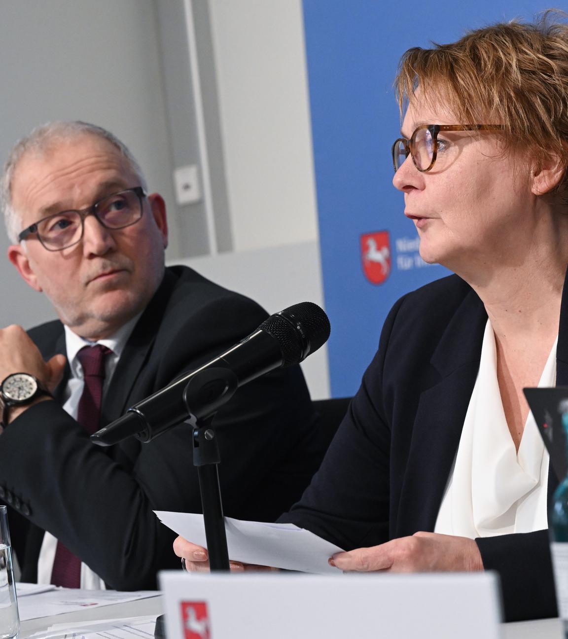 Daniela Behrens (SPD), Innenministerin von Niedersachsen, und Dirk Pejril, Verfassungsschutzchef von Niedersachsen, sprechen bei einer Pressekonferenz im Niedersächsisches Innenministerium in Hannover. 