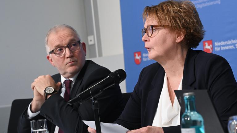 Daniela Behrens (SPD), Innenministerin von Niedersachsen, und Dirk Pejril, Verfassungsschutzchef von Niedersachsen, sprechen bei einer Pressekonferenz im Niedersächsisches Innenministerium in Hannover. 