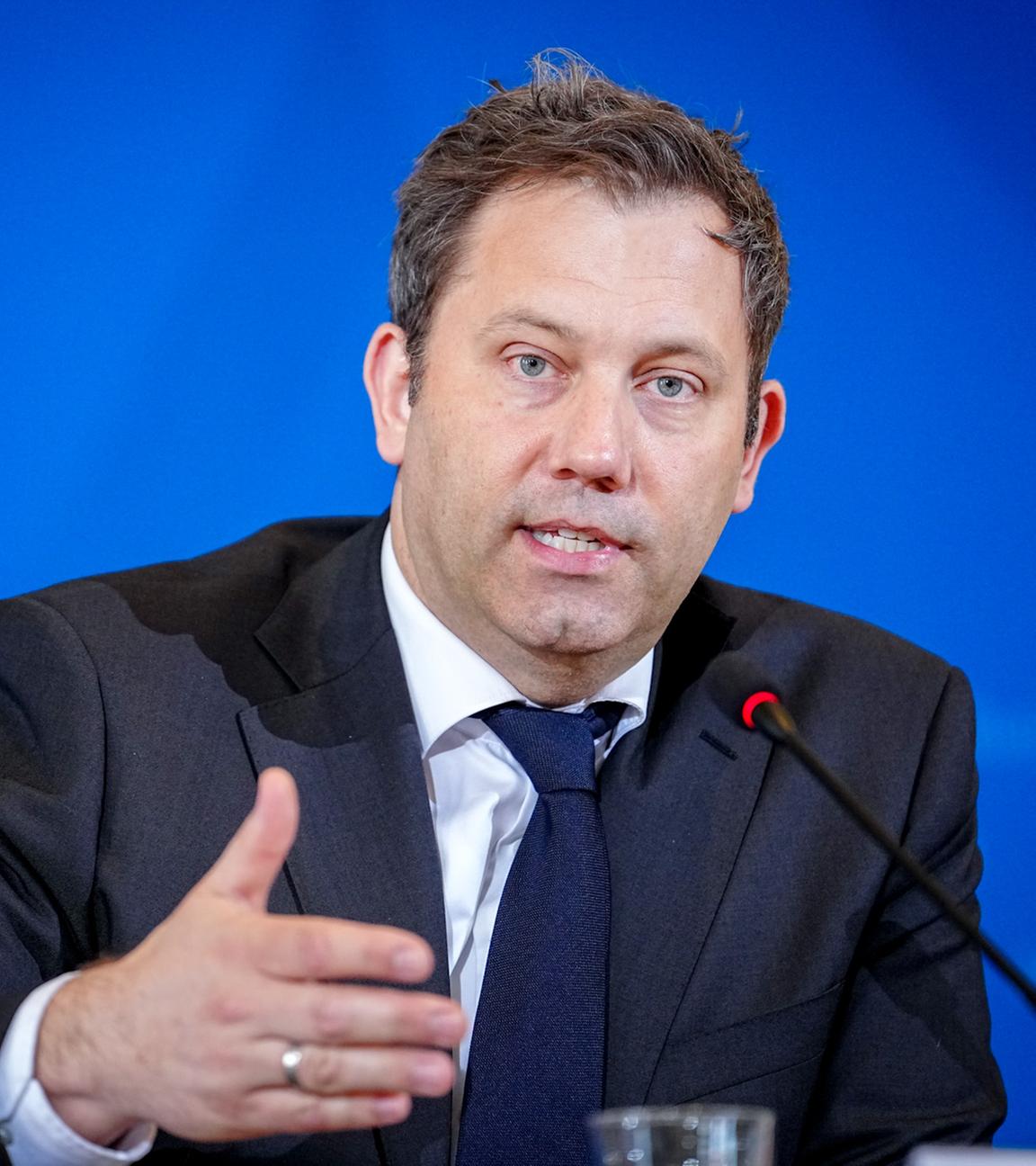 Berlin: Lars Klingbeil (SPD), Bundesminister der Finanzen, Vizekanzler und SPD-Bundesvorsitzender, gibt eine Pressekonferenz in seinem Ministerium zur Prognose der Steuerschätzer.