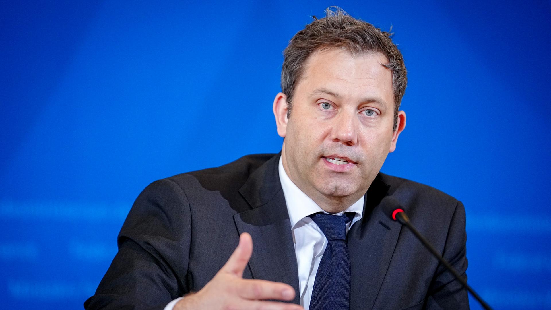 Berlin: Lars Klingbeil (SPD), Bundesminister der Finanzen, Vizekanzler und SPD-Bundesvorsitzender, gibt eine Pressekonferenz in seinem Ministerium zur Prognose der Steuerschätzer.