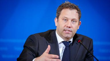 Berlin: Lars Klingbeil (SPD), Bundesminister der Finanzen, Vizekanzler und SPD-Bundesvorsitzender, gibt eine Pressekonferenz in seinem Ministerium zur Prognose der Steuerschätzer.