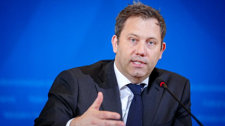 Berlin: Lars Klingbeil (SPD), Bundesminister der Finanzen, Vizekanzler und SPD-Bundesvorsitzender, gibt eine Pressekonferenz in seinem Ministerium zur Prognose der Steuerschätzer.