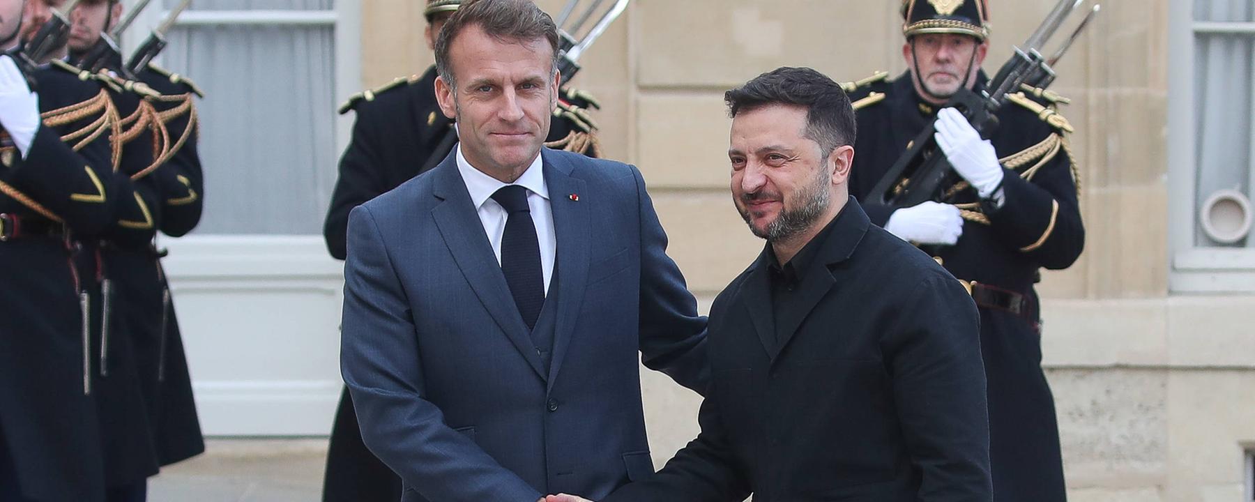 Frankreichs Präsident Macron begrüßt den ukrainischen Präsidenten Selenskyj im Elysée Palast in Paris.