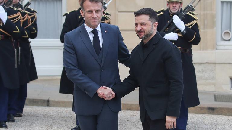 Frankreichs Präsident Macron begrüßt den ukrainischen Präsidenten Selenskyj im Elysée Palast in Paris.