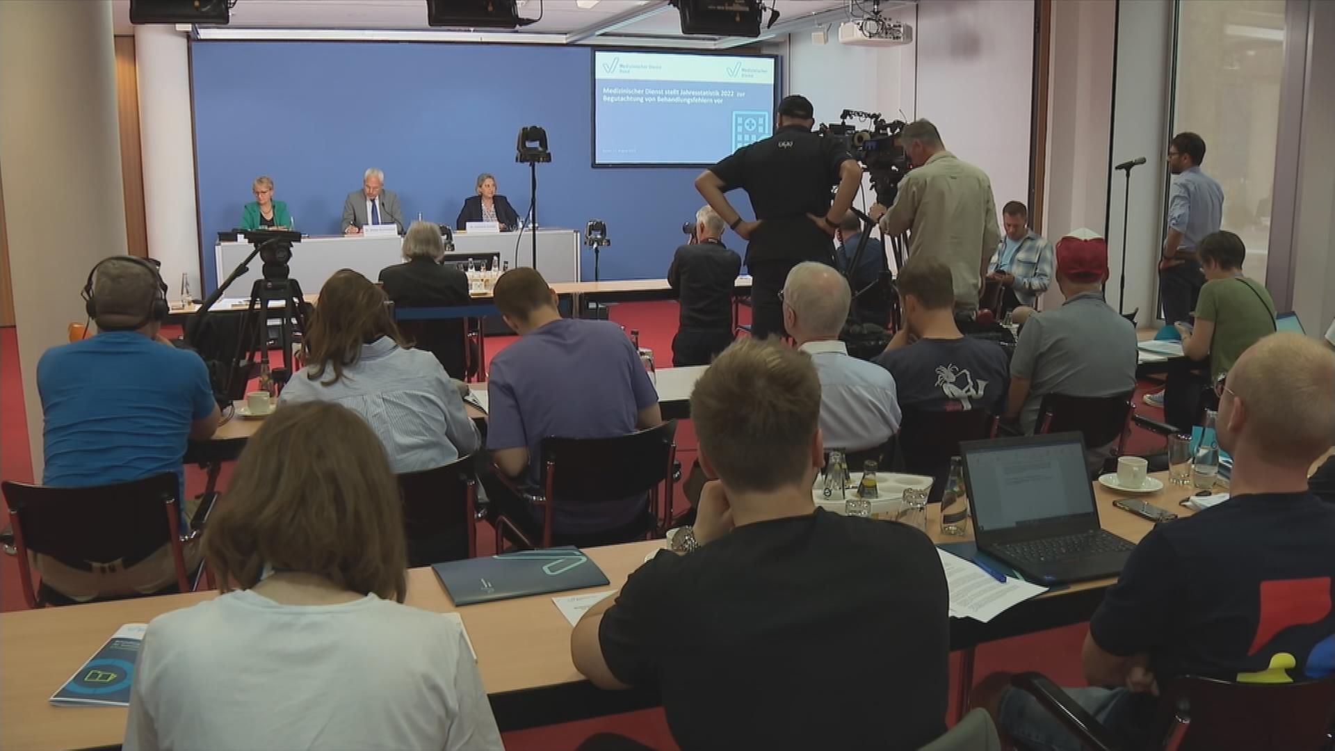 Auf dem Bild sind die Teilnehmer der Pressekonferenz zu sehen.