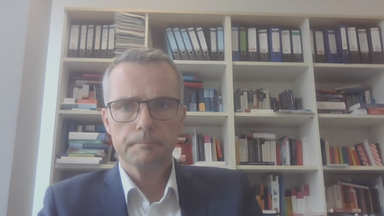 Auf dem Bild ist Prof. Marc Debus zu sehen.