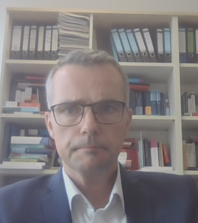 Auf dem Bild ist Prof. Marc Debus zu sehen.
