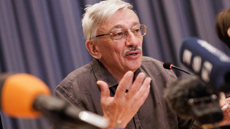 Menschenrechtler Oleg Orlow spricht bei einer Pressekonferenz nach dem Gefangenenaustausch. Am 07.08.2024 in Berlin