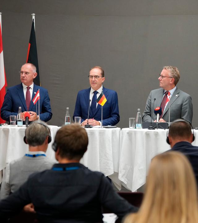 Der dänische Minister für Einwanderung und Integration, Morten Boedskov (Mitte), der niederländische Minister für Asyl und Migration und stellvertretende Ministerpräsident Bart van den Brink (2. von rechts), der deutsche Innenminister Alexander Dobrindt (2. von links), der österreichische Innenminister Gerhard Karner (links) sowie der griechische Minister für Asyl und Migration, Thanos Plevris (r), geben nach einem Treffen der Migrations- und Innenminister der „Gruppe der Fünf“ am 04.09.2026 in Kopenhagen, Dänemark, eine Pressekonferenz.  