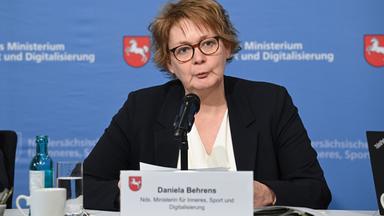 Niedersachsen, Hannover: Daniela Behrens (SPD), Innenministerin von Niedersachsen, spricht bei einer Pressekonferenz im Niedersächsisches Innenministerium in Hannover.