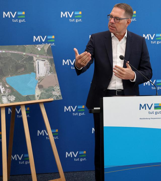 Mecklenburg-Vorpommern, Schwerin: Gerd Chrzanowski (l), Chef der Schwarz-Gruppe, und Manuela Schwesig (SPD), Ministerpräsidentin von Mecklenburg-Vorpommern, informieren auf einer Pressekonferenz in der Staatskanzlei über Pläne zum Bau eines Großrechenzentrums in Dummerstorf bei Rostock.