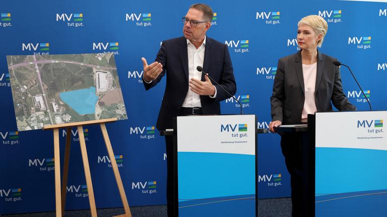Mecklenburg-Vorpommern, Schwerin: Gerd Chrzanowski (l), Chef der Schwarz-Gruppe, und Manuela Schwesig (SPD), Ministerpräsidentin von Mecklenburg-Vorpommern, informieren auf einer Pressekonferenz in der Staatskanzlei über Pläne zum Bau eines Großrechenzentrums in Dummerstorf bei Rostock.