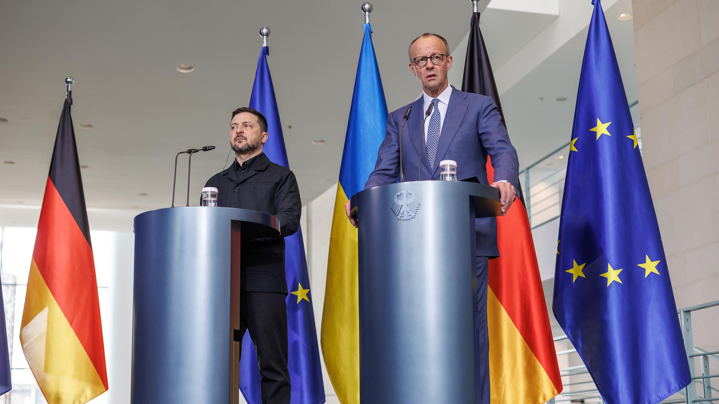 Praesident der Ukraine Wolodymyr Selenskyj bei einer Pressekonferenz mit Bundeskanzler Friedrich Merz (CDU), im Bundeskanzleramt in Berlin am 14.04.2026.
