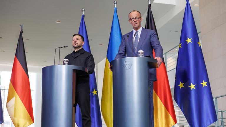 Praesident der Ukraine Wolodymyr Selenskyj bei einer Pressekonferenz mit Bundeskanzler Friedrich Merz (CDU), im Bundeskanzleramt in Berlin am 14.04.2026.