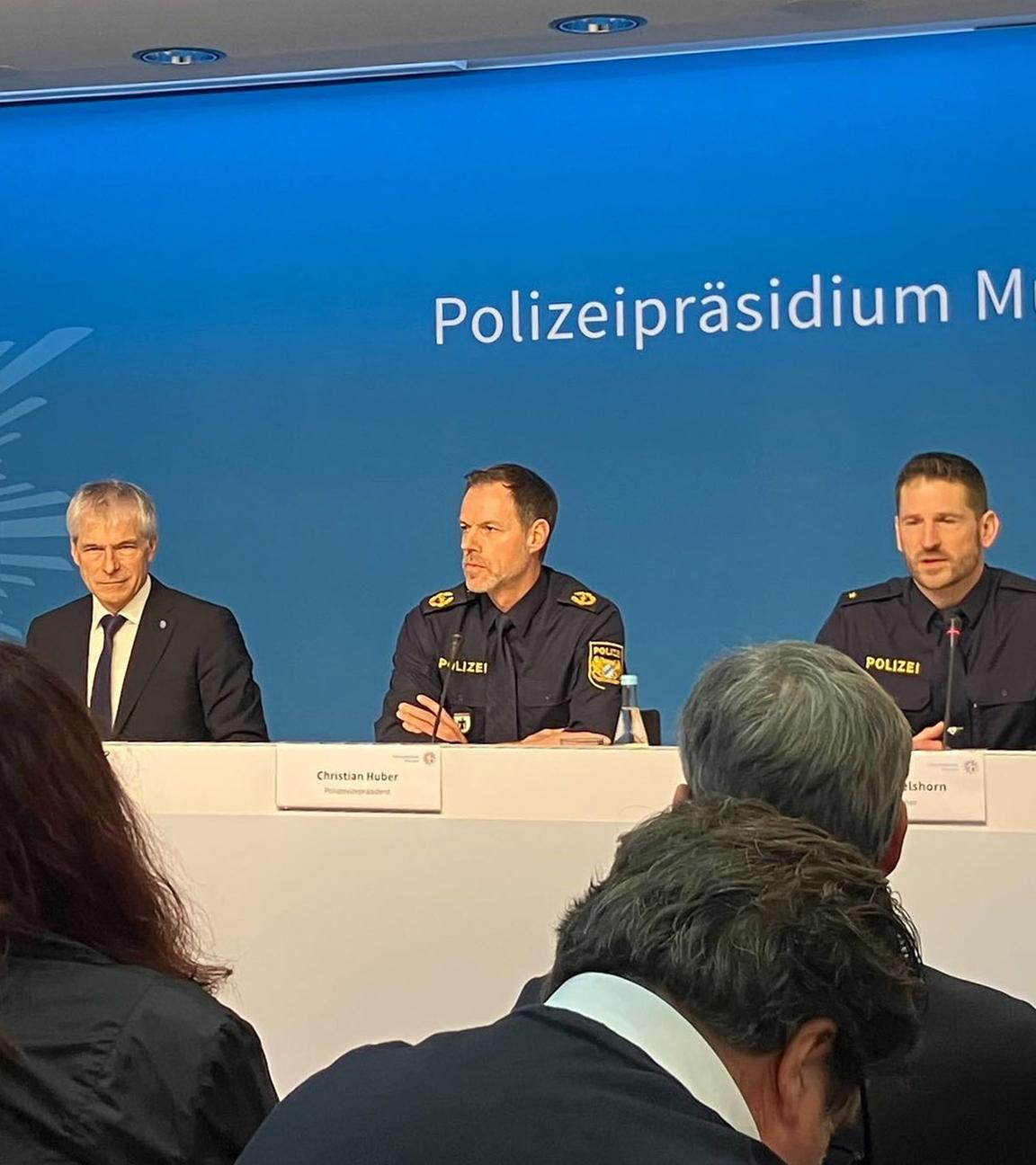 Gabriele Tilmann (l-r), Leitende Oberstaatsanwältin der Bayerischen Zentralstelle zur Bekämpfung von Extremismus und Terrorismus ZET, Guido Limmer, Polizeivizepräsident, Christian Huber, Polizeivizepräsident PP München, und Thomas Schelshorn, Pressesprecher PP München, geben eine Pressekonferenz. 