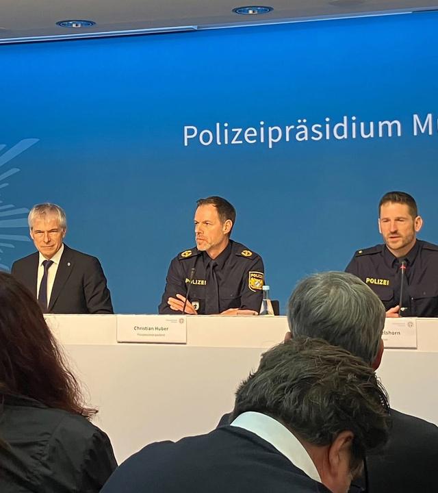 Gabriele Tilmann (l-r), Leitende Oberstaatsanwältin der Bayerischen Zentralstelle zur Bekämpfung von Extremismus und Terrorismus ZET, Guido Limmer, Polizeivizepräsident, Christian Huber, Polizeivizepräsident PP München, und Thomas Schelshorn, Pressesprecher PP München, geben eine Pressekonferenz. 