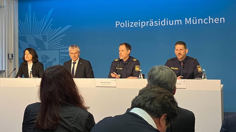 Gabriele Tilmann (l-r), Leitende Oberstaatsanwältin der Bayerischen Zentralstelle zur Bekämpfung von Extremismus und Terrorismus ZET, Guido Limmer, Polizeivizepräsident, Christian Huber, Polizeivizepräsident PP München, und Thomas Schelshorn, Pressesprecher PP München, geben eine Pressekonferenz. 