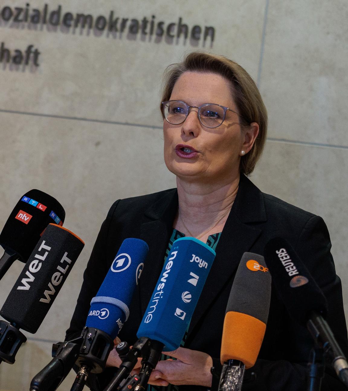 Stefanie Hubig (SPD), Bundesjustizministerin, gibt ein Pressestatement im Willy-Brandt-Haus.